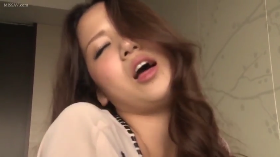 室内 · 面部特写 · 呻吟 · 长发 · 高潮脸 · 开衫 · 头后仰