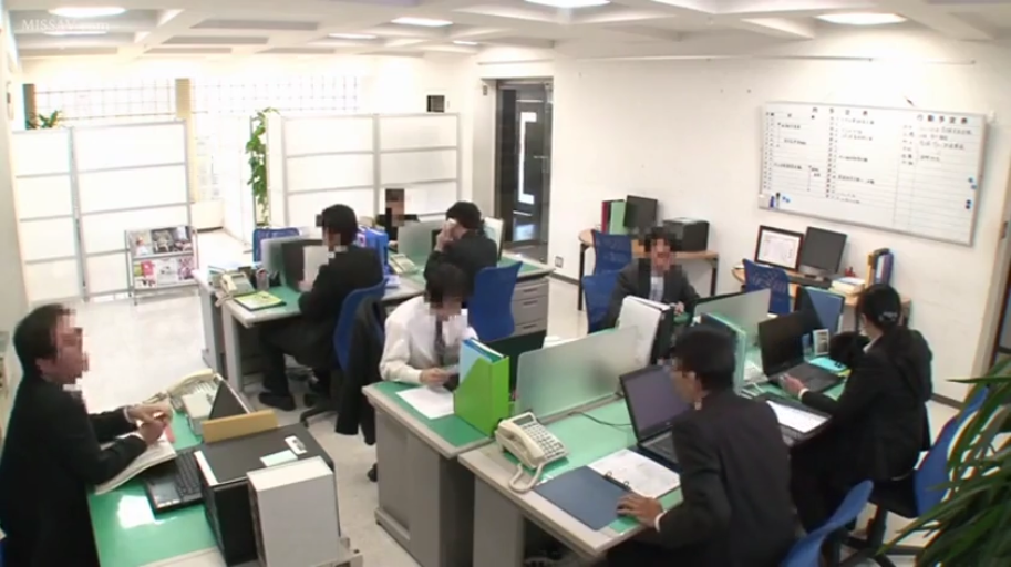 Sitting Posture · 专注 · 办公室 · 全景 · Computer · High perspective · 办公 · Suit