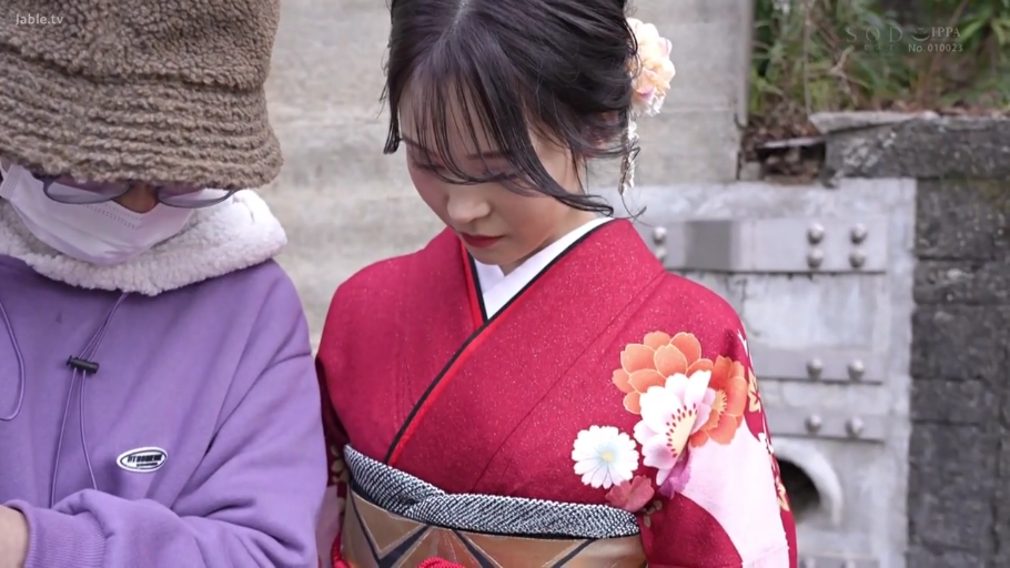 白砖墙 · 侧脸特写 · 含情脉脉 · 深色衬衫 · 亲密交谈 · 近距离对视站立 · 写实