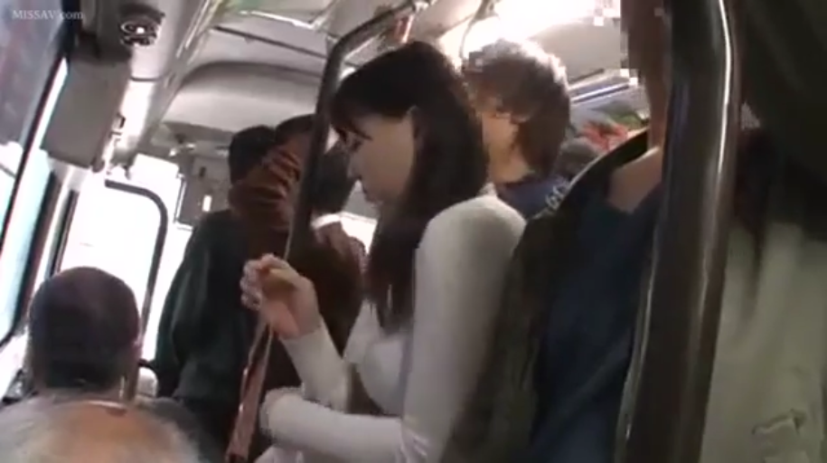 站立 · 白色紧身上衣 · 公交车内