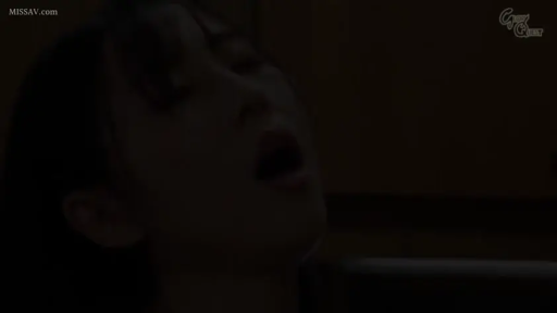 厨房 · 高潮 · 喘息 · 面部特写 · 仰头 · 裸露 · 木质橱柜 · 性兴奋