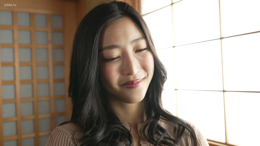 脸部特写 · 和室 · 羞涩 · 针织衫 · 长发 · 低头微笑 · 正面站姿