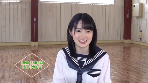 坐姿 · 中景 · 水手服 · 体育馆