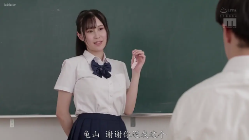 校服 · 教室 · 站立 · 微笑 · 半身 · 交流 · 黑板 · 马尾