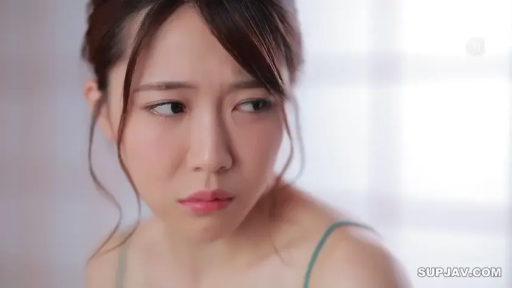 室内 · 忧郁 · 脸部 · 注视 · 吊带衫 · 侧头 · 碎发