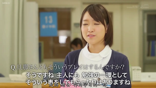 脸部特写 · 字幕 · 办公桌 · 站姿 · 平静 · 办公室内 · 职业装 · 接受采访