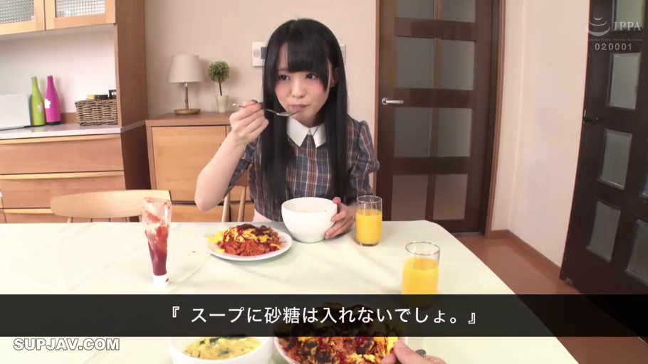 坐姿 · 中景 · 自然 · 餐厅 · 用餐 · 餐具 · 格子连衣裙 · 黑直发