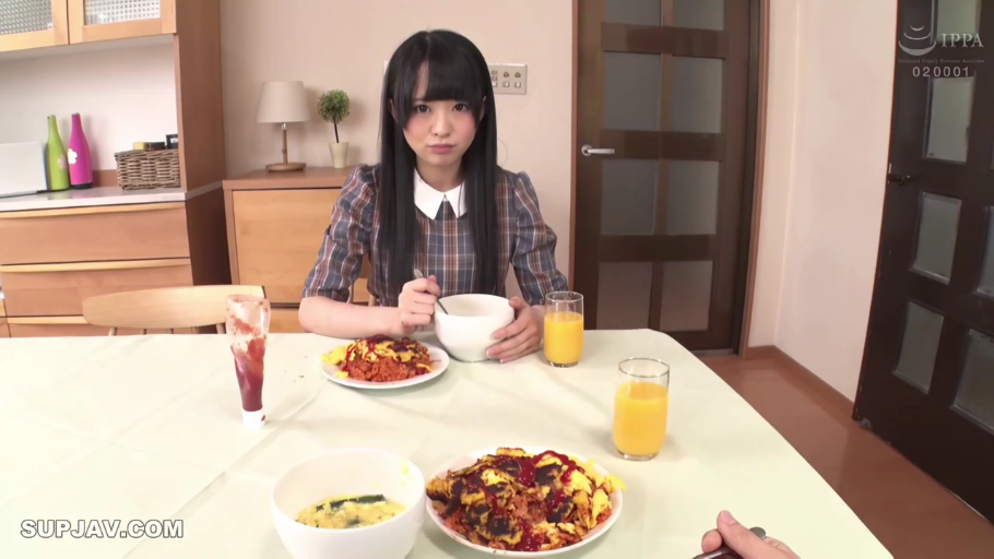 坐姿 · 委屈 · 中景 · 凝视 · 餐厅 · 日本AV · 格子连衣裙 · 餐具食物