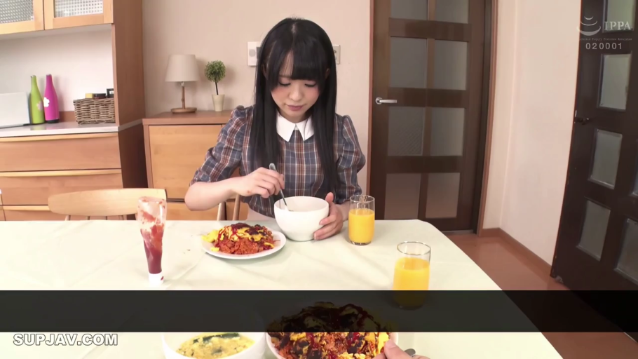 座り姿勢 · 中景 · 餐厅 · 食事 · 格纹连衣裙