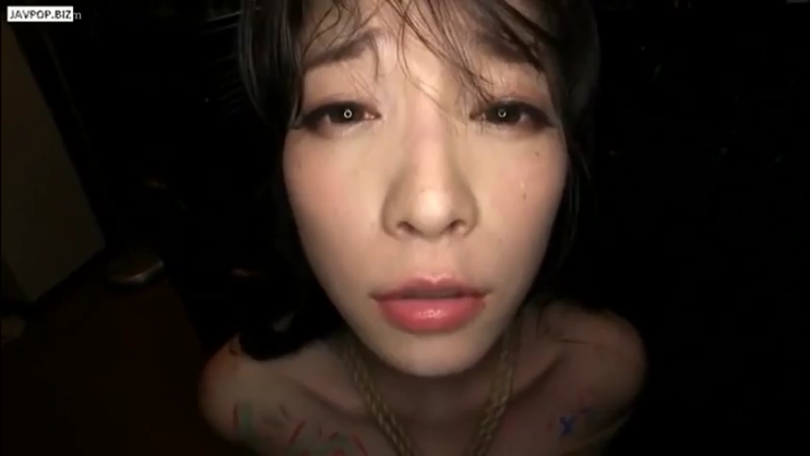 室内 · 脸部特写 · 裸体 · 凝视 · 仰头 · 绳索 · 哀求