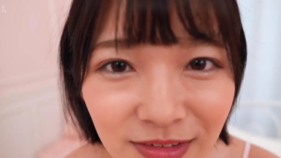 室內 · 臉部特寫 · 注視 · 吊帶衫 · 正面