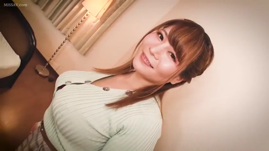 甜美 · 卧室 · 特写 · 针织衫 · 格纹裙 · 床头灯 · 微笑看镜头 · 侧身坐姿