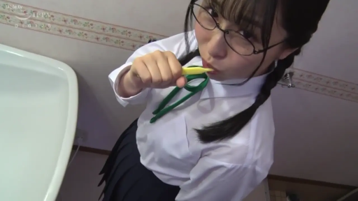 面部特写 · JK制服 · 洗手间