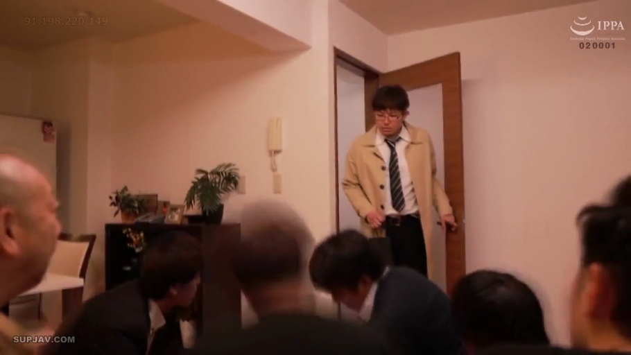 室内 · 严肃 · 站立 · 中景 · 多人 · 门 · 风衣 · 进入房间