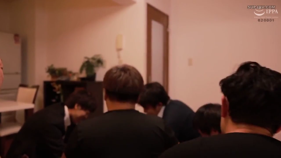 交谈 · 站立 · 中景 · 微笑 · 户外 · 白色毛衣 · 游乐园 · 旋转木马