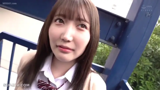 单人 · 校服 · 脸部特写 · 站立 · 注视 · 清纯 · 户外