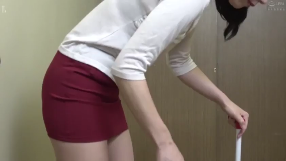 室内 · 弯腰 · 红色短裙 · 下半身特写 · 拖把 · 打扫
