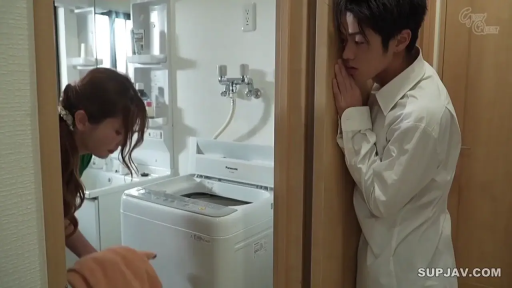 中景 · 白衬衫 · 弯腰 · 洗衣房