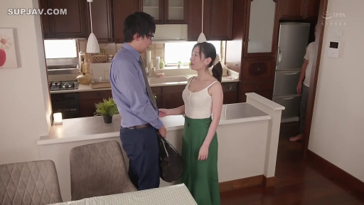 会話 · 全身 · 平静 · 冰箱 · 餐厅 · 向かいに立つ · 室内居家 · 女式白色背心绿色长裙