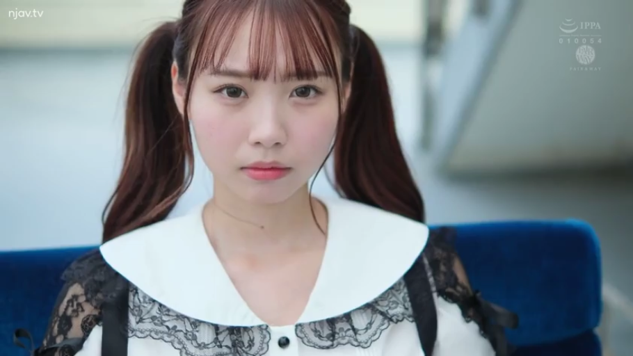 单人 · 站立 · 中景 · 平静 · 注视 · 格子吊带衫 · 室内房门口