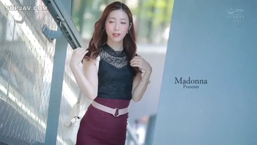 全身 · 站立 · 微笑 · 户外 · 熟女 · 整理头发 · 白色单肩包 · 酒红色包臀裙