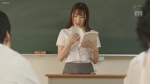 教室 · 站立 · 灰色短裙 · 微笑 · 半身 · 阅读 · 讲台 · 教师主题