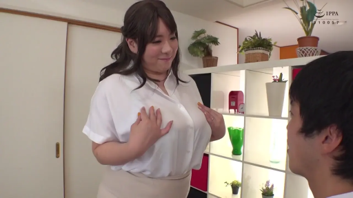 室内 · 胸部 · 站立 · 微笑 · 客厅 · 置物架 · 白色短袖衬衫 · 托胸