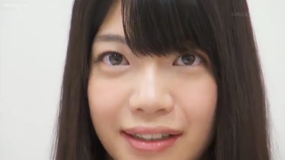 室内 · 严肃 · 校服 · 脸部 · 站立 · 凝视 · 少女