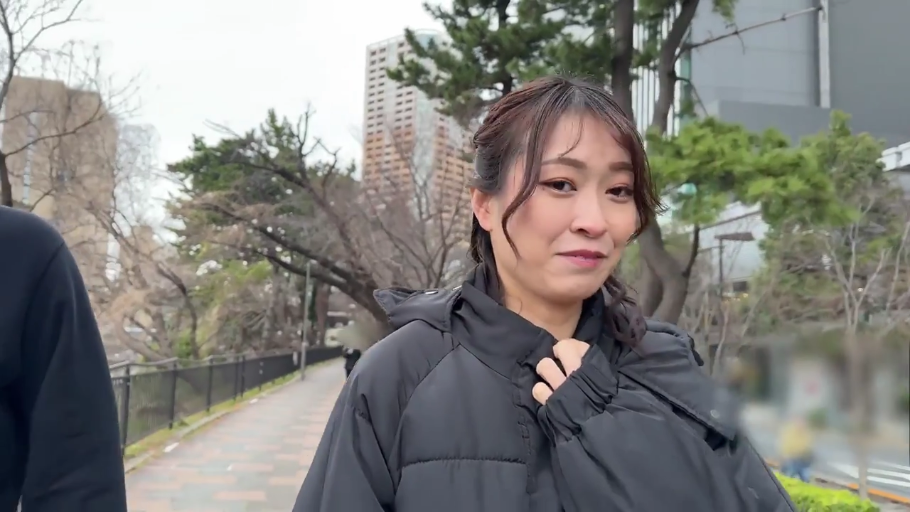 俯身 · 全裸 · 浴室 · 涂抹润滑油 · 乳房特写 · 润滑剂 · 局部细节