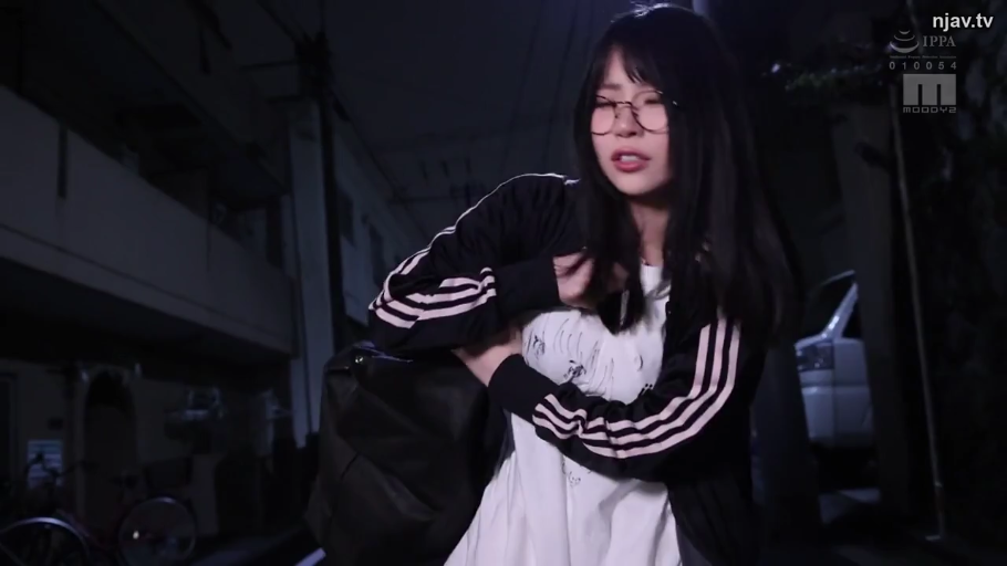 One-shoulder bag · Cover one's chest · 上半身 · Uncomfortable · Night Street · Black-rimmed glasses · 日本成人电影 · 表现出不适或被骚扰