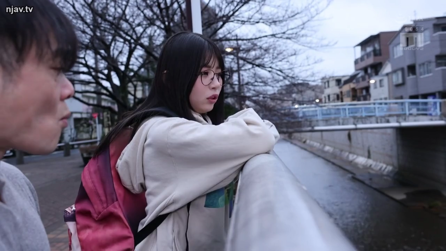 交谈 · 眼镜 · 中景 · 自然 · 剧情 · 户外 · 连帽衫 · 倚靠