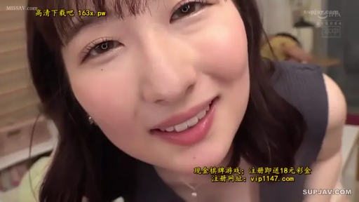 室内 · 脸部特写 · 身体前倾 · 灰色无袖衫