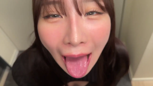 室內 · 臉部特寫 · 黑色高领上衣