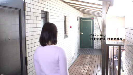 公寓走廊 · 粉色长袖上衣