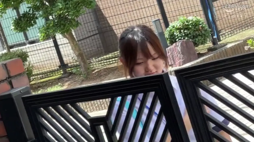 校服 · 站立 · 户外 · 平淡 · 偷拍视角 · 窥视 · 栅栏