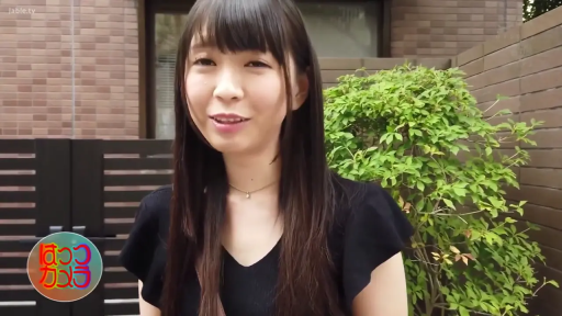 站立 · 微笑 · 半身 · 室外 · 谈话 · 常服 · 素人 · 手表