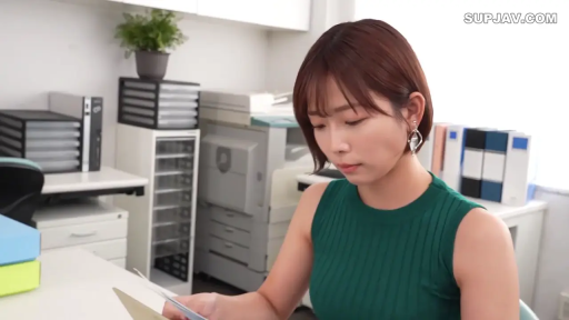 坐姿 · 专注 · 办公室 · 半身 · 办公 · 文件 · 绿色背心 · 職場場景