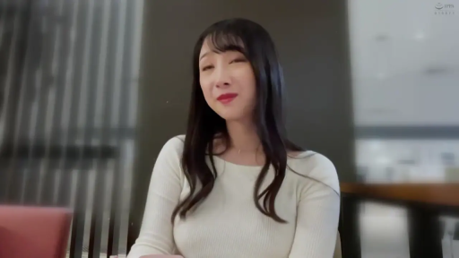 室内 · 坐姿 · 微笑 · 半身 · 注视 · 白色毛衣