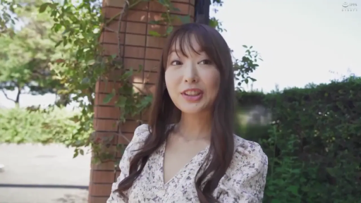 交谈 · 全景 · 微笑 · 职业装 · 手提包 · 街道 · 双人 · 挽手