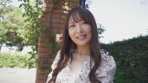 张嘴 · 多人 · 户外 · 多人运动 · 弯腰姿势 · 亮片连体衣