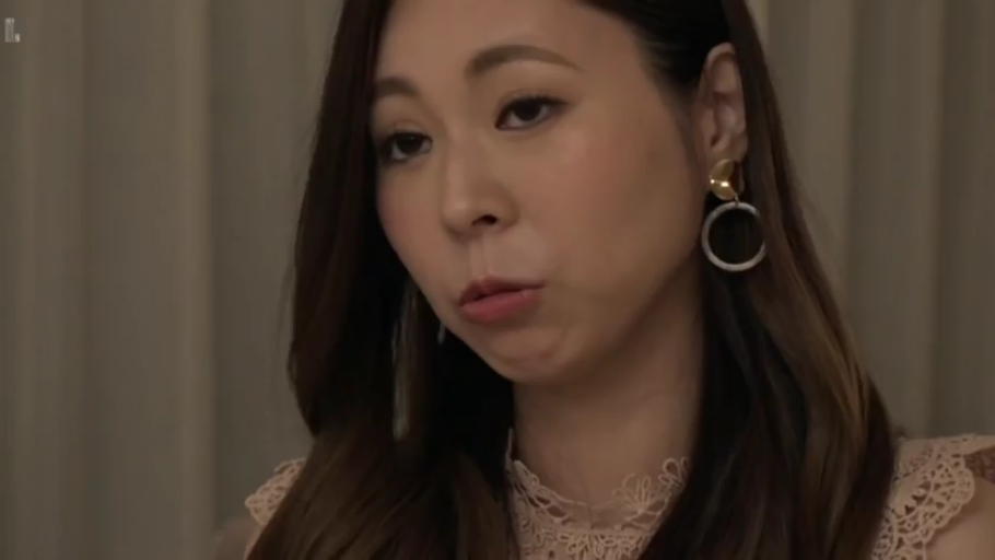 室內 · 嚴肅 · 脸部 · 耳環 · 正坐 · 注視 · 蕾丝裙 · 人像