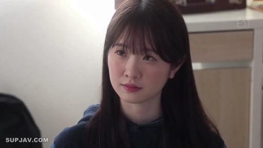 室内 · 坐姿 · 平静 · 面部特写 · 注视 · 长发 · 深色卫衣