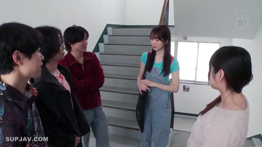 交谈 · 站立 · 全景 · 自然 · 楼梯间 · 休闲装 · 多人 · 包