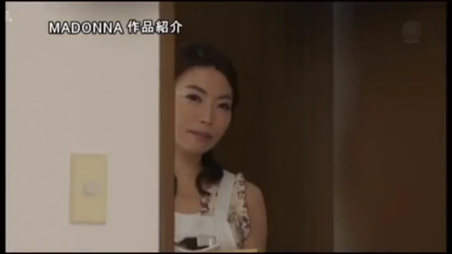甜美 · 站立 · 微笑 · 面部特写 · 粉色T恤 · 清纯 · 户外花园
