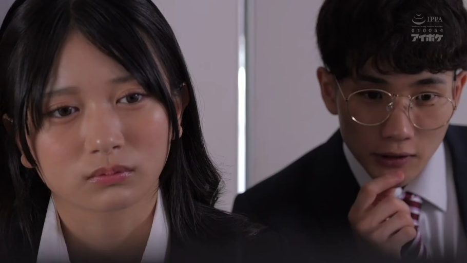 Indoor · Conversation · Melancholy · Glasses · Close-up of the face · Business attire · Workplace · 凑近