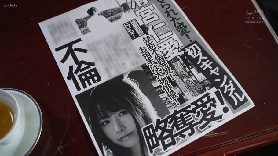 室内 · 忧郁 · 脸部特写 · 字幕 · 托腮 · 灰色吊带 · 凝视思考