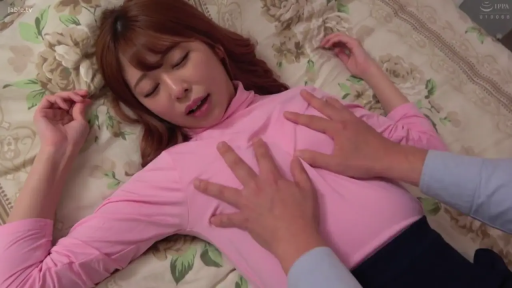 卧室 · 胸部特写 · 仰卧 · 闭眼陶醉 · 隔衣揉乳 · 碎花床单 · 粉色高领毛衣