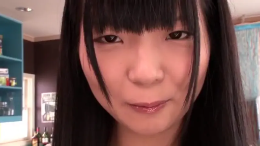 室内 · 面部 · 站立 · 微笑 · 注视 · 常服 · 黑直发 · 背景置物架