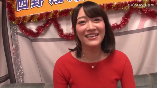 顔部のクローズアップ · 正坐 · アジア人女性 · カメラに向かって話す · 装饰拉花 · 露齿微笑 · 红色长袖上衣 · 室内装饰背景