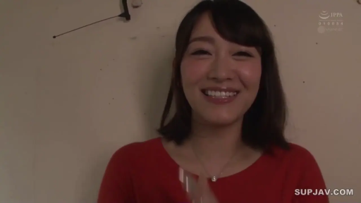 室內 · 坐姿 · 臉部特寫 · 微笑 · 项链 · 访谈 · 红色毛衣 · 开心